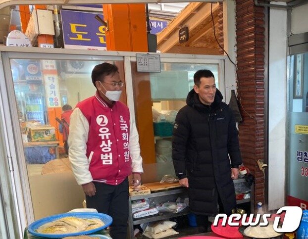 본문 이미지 - 유오성이 지난 15일 강원도 평창에서 큰형 유상범 전 창원지검장 지지를 호소하고 있다. 페이스북 갈무리 ⓒ 뉴스1