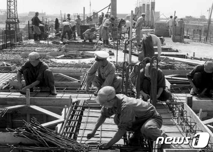 (평양 노동신문=뉴스1) = 북한 노동당 기관지 노동신문은 21일 '자력갱생으로 승리 떨쳐온 역사를 돌이켜보며'라는 제목의 특집기사를 보도하며 1960년대 진행된 흥남지구 비날론공 …