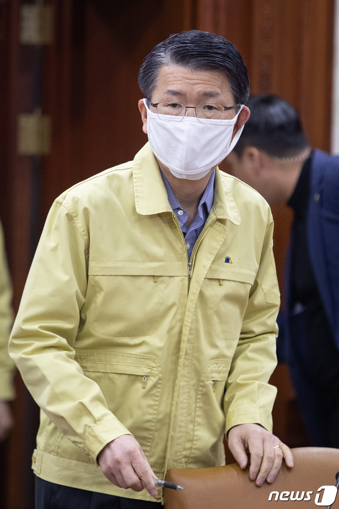 (서울=뉴스1) 유승관 기자 = 은성수 금융위원장이 21일 서울 종로구 정부서울청사에서 열린 신종 코로나바이러스 감염증(코로나19) 대응 중앙재난안전대책본부 회의에 참석하고 있다. …