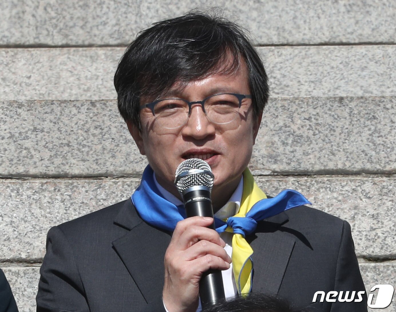 본문 이미지 - 김의겸 전 청와대 대변인이 22일 서울 여의도 국회 본청 계단에서 열린 열린민주당 비례대표 후보 경선 참가자 공개 기자회견에서 인사말을 하고 있다. 2020.03.22/뉴스1 ⓒ News1 박세연 기자