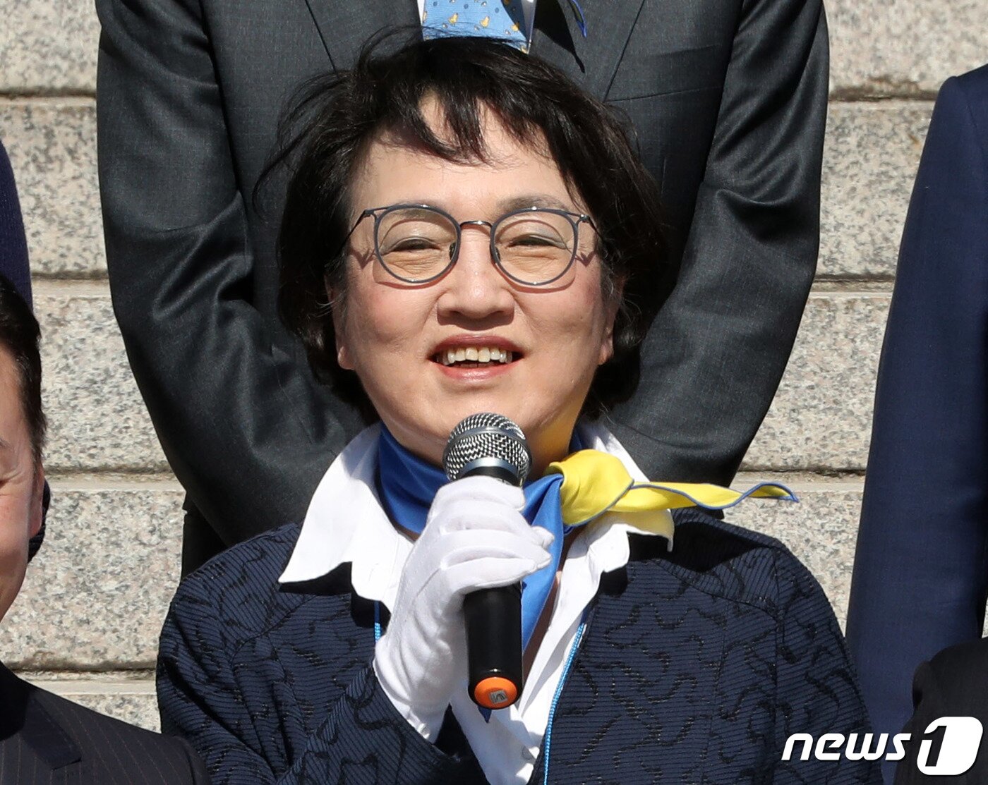 본문 이미지 - 김진애 전 의원이 지난 22일 서울 여의도 국회 본청 계단에서 열린 열린민주당 비례대표 후보 경선 참가자 공개 기자회견에서 인사말을 하고 있다. 2020.03.22/뉴스1 ⓒ News1 박세연 기자