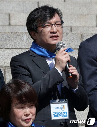 본문 이미지 - 김의겸 전 청와대 대변인이 22일 서울 여의도 국회 본청 계단에서 열린 열린민주당 비례대표 후보 경선 참가자 공개 기자회견에서 인사말을 하고 있다. 2020.03.22/뉴스1 ⓒ News1 박세연 기자