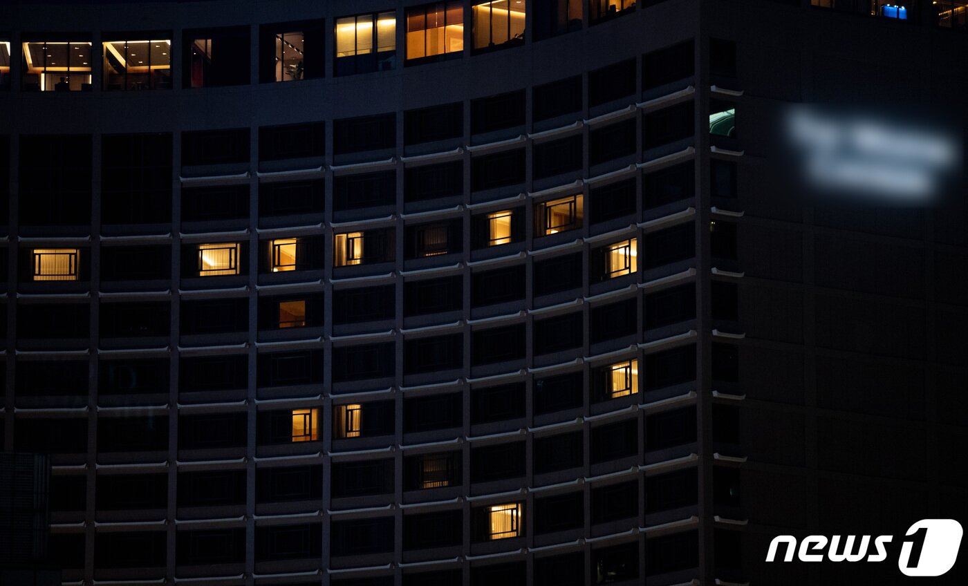 본문 이미지 - 신종 코로나바이러스 감염증(코로나19) 직격탄을 맞은 대형 호텔의 공실률이 높은 것으로 나타나고 있다. '유커'(중국인 관광객)는 물론 내국인 고객들의 발길까지 끊기면서 전체 객실의 90%가 비어 있는 상태다. 여기에 코로나19가 전세계로 확산하면서 사태가 진정되더라도 업황 개선까지 상당한 시간이 걸릴 것으로 예상된다. 사진은 22일 오후 서울 시내의 한 대형 호텔 객실 대다수에 불이 꺼져 있다. 2020.3.22/뉴스1 ⓒ News1 이재명 기자