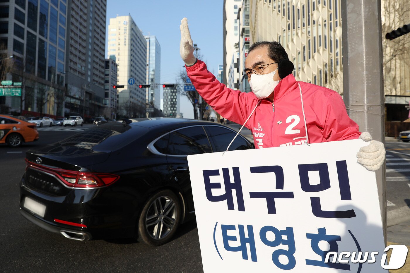 본문 이미지 - 21대 총선에 출사표를 던진 태구민(태영호) 미래통합당 강남갑 예비후보가 서울 강남구 일대에서 출근길 시민들을 향해 인사하고 있다. ⓒ News1 민경석 기자