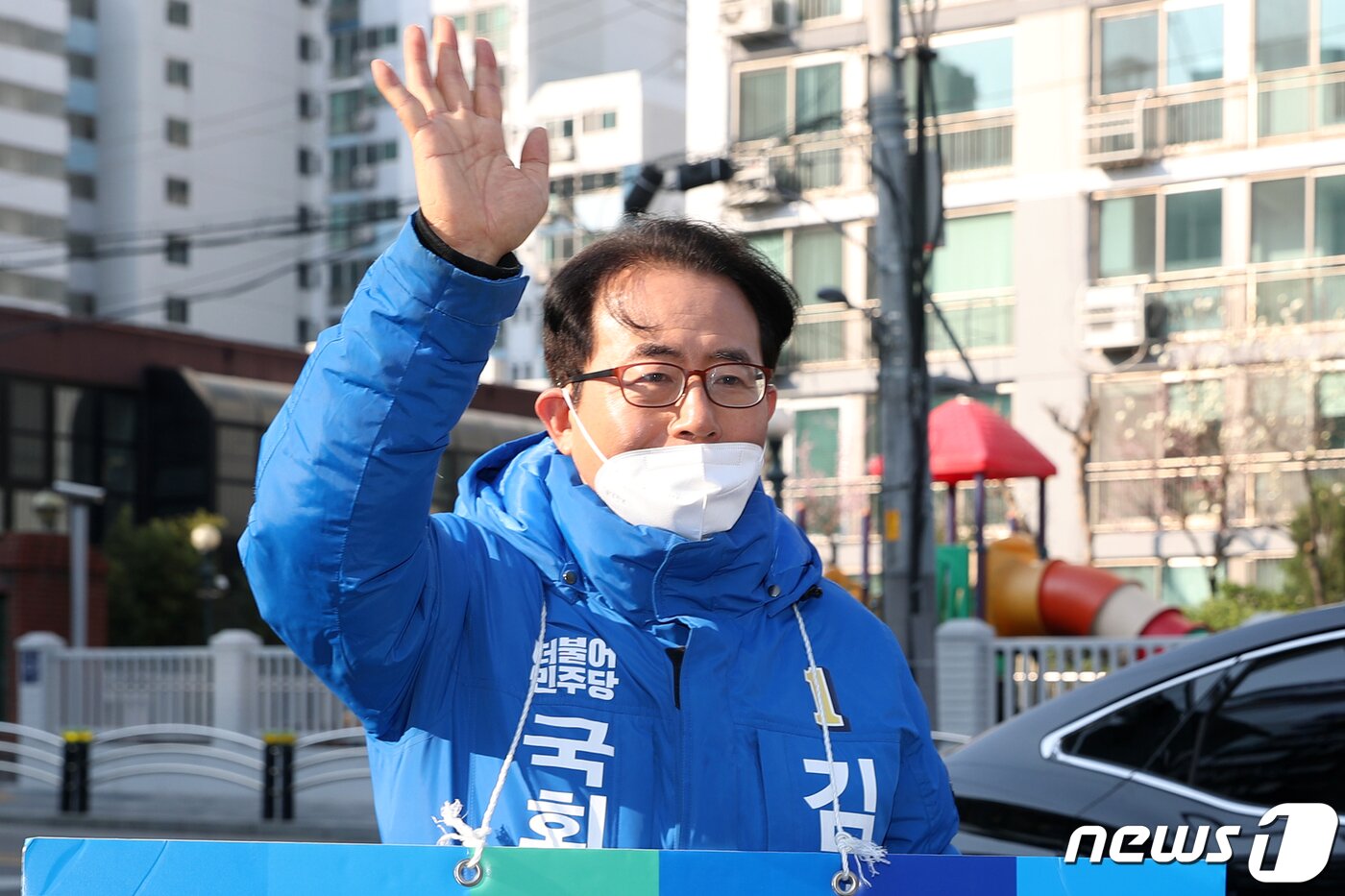 본문 이미지 - 21대 총선에 출사표를 던진 김성곤 더불어민주당 강남갑 예비후보가 서울 강남구 일대에서 출근길 시민들을 향해 인사하고 있다. ⓒ News1 민경석 기자
