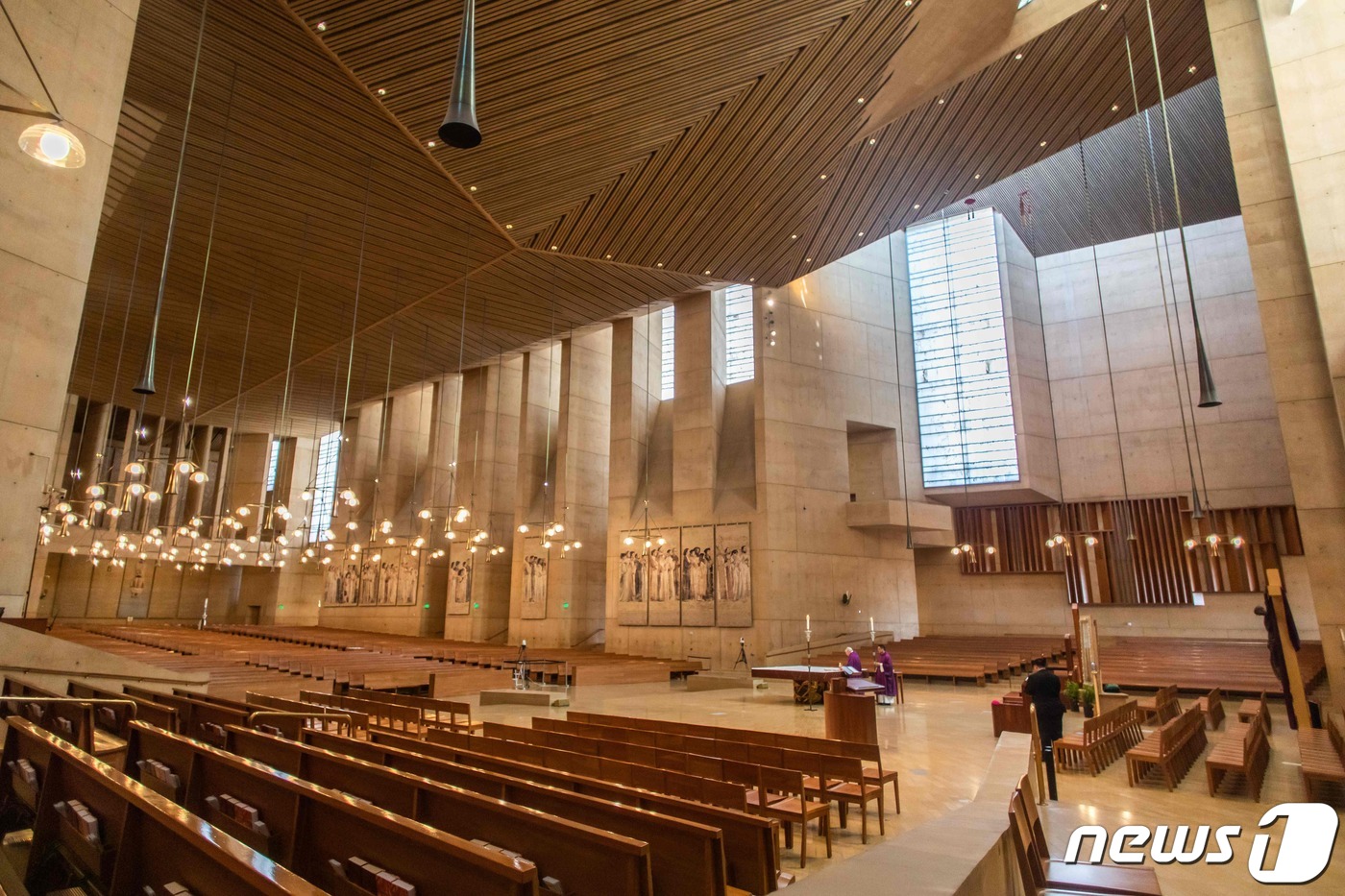 (로스앤젤레스 AFP=뉴스1) 우동명 기자 = 22일(현지시간) 코로나19 확산 속 캘리포니아주 로스앤젤레스 천사들의 모후 대성당에서 신자 없이 온라인으로 일요 미사를 하고 있다. …