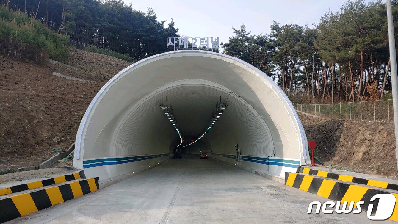 본문 이미지 - 한국도로공사는 지난 2월 발생한 터널 화재사고로 차단됐던 순천완주고속도로 사매2터널을 24일 오후 5시 재개통한다고 23일 밝혔다. 사진은 재개통을 앞둔 사매2터널 모습.(한국도로공사 광주전남본부 제공) 2020.3.23/뉴스1 ⓒ News1 한산 기자