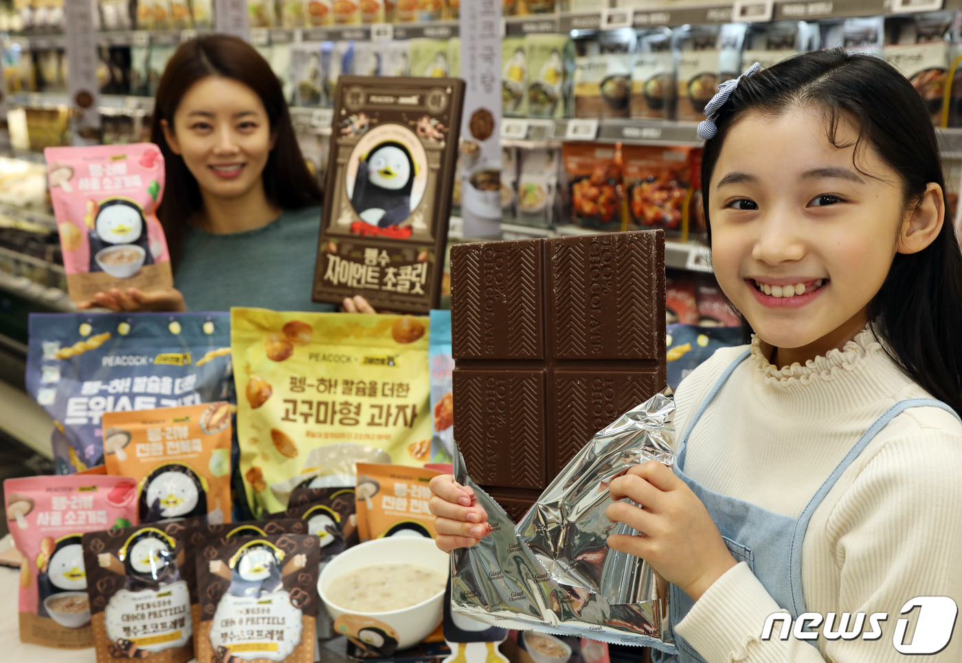 (서울=뉴스1) = 23일 오전 이마트 성수점에서 모델들이 이마트 피코크X펭수 콜라보 상품 8종을 소개하고 있다.특히 자이언트 펭귄이라는 펭수의 아이덴티티를 고려해 대용량 상품 중 …