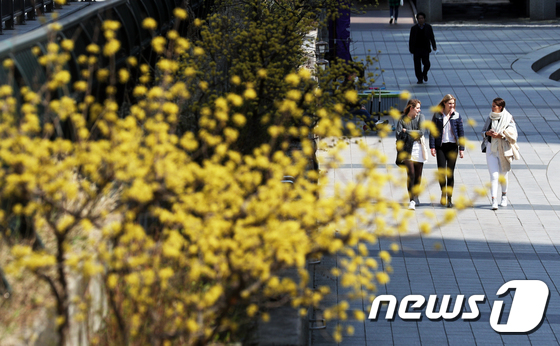 전국이 맑고 포근한 봄 날씨를 보인 23일 서울 청계천에서 외국인 관광객들이 산책을 하고 있다. 2020.3.23/뉴스1 © News1 황기선 기자