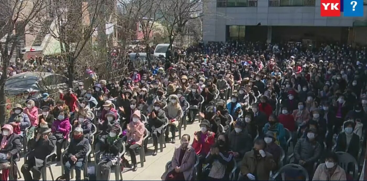 본문 이미지 - 지난 22일 열린 서울 성북구 사랑제일교회 주일예배 현장. 예배당 밖에서도 수많은 사람들이 자리에 앉아 예배를 보고 있다.(유튜브 너알아tv 캡처) ⓒ 뉴스1