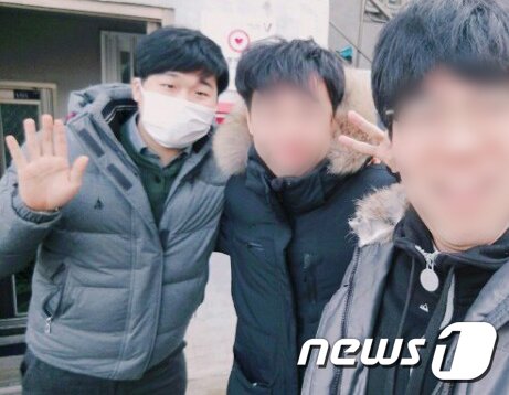 본문 이미지 - 인천의 한 NGO 단체 홈페이지에 게시된 조주빈(25, 왼쪽 첫번째)의 사진. 조씨는 이 단체에서 장애인지원팀장을 맡기도 했다. 조씨는 미성년자 성 착취 영상과 사진을 촬영·공유한 텔레그램 비밀방, 일명 '박사방'을 운영해온 혐의로 경찰에 구속됐다.(홈페이지 캡쳐) 2020.3.24/뉴스1