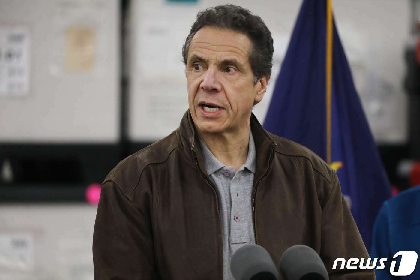 본문 이미지 - 앤드루 쿠오모 뉴욕 주지사가 23일 폭증하는 코로나19에 대응하기 위해 병원으로 바꿀 자비츠 컨벤션 센터에서 취재진과 주방위군을 상대로 연설을 하고 있다. ⓒ AFP=뉴스1 ⓒ News1 우동명 기자