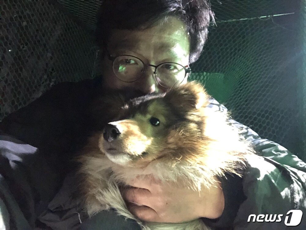 본문 이미지 - 임영기 대표와 셔틀랜드 쉽독 강아지. 사진 동물구조119 제공 ⓒ 뉴스1