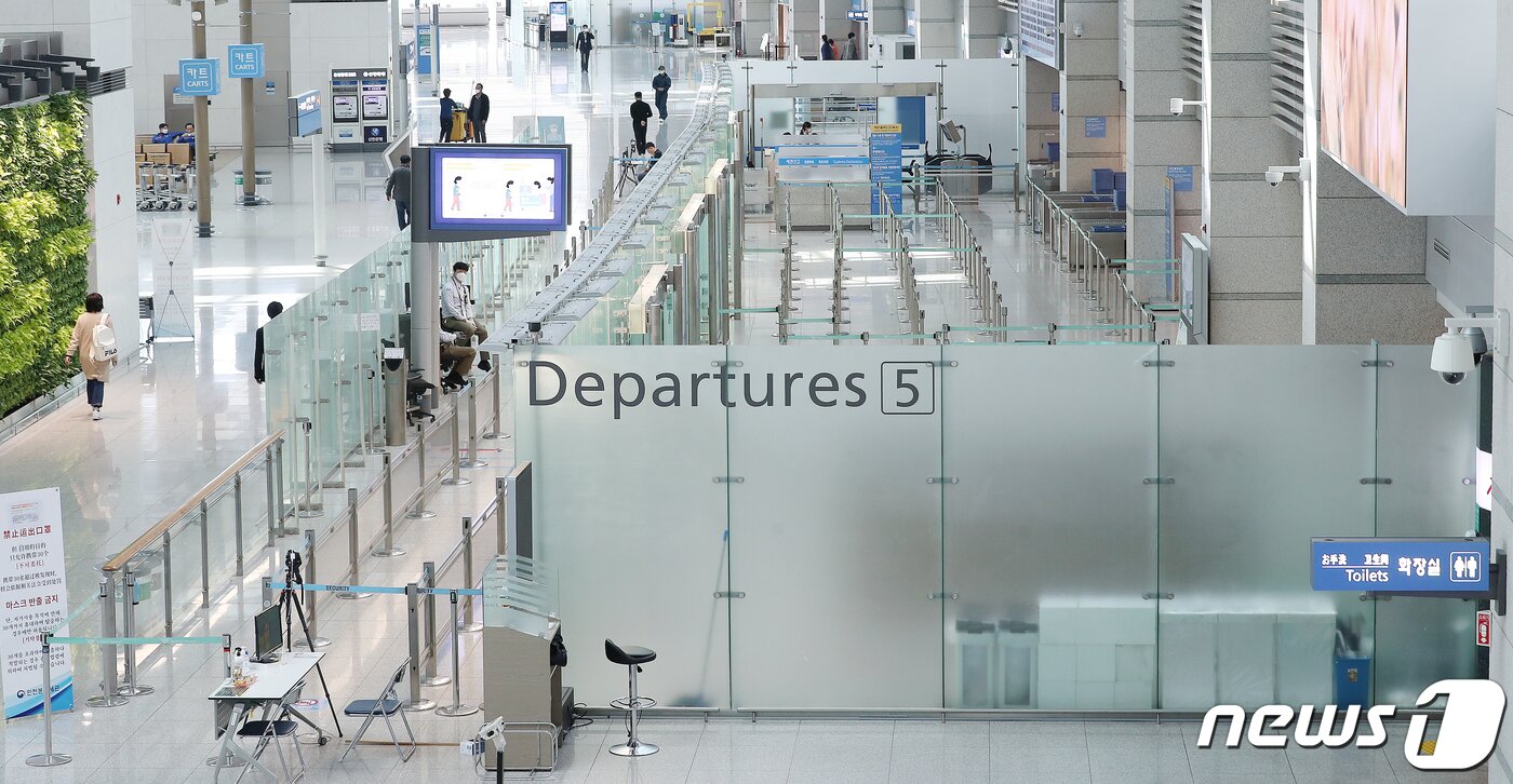 본문 이미지 - 지난 3월 중순 한산한 모습의 인천국제공항 제2터미널 출국장 ⓒ News1 김진환 기자