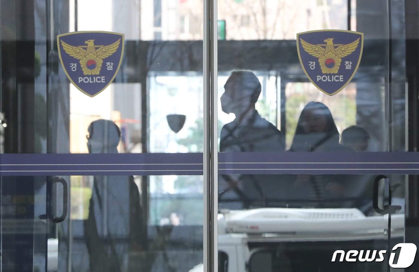 본문 이미지 - 텔레그램 성착취 영상 공유방, 속칭 '박사방'의 박사 조주빈씨(25)의 신상공개여부를 판가름할 신상공개심의위원회가 열리는 24일 서울지방경찰청 입구에서 경찰 관계자들이 오가고 있다. 2020.3.24/뉴스1 ⓒ News1 허경 기자