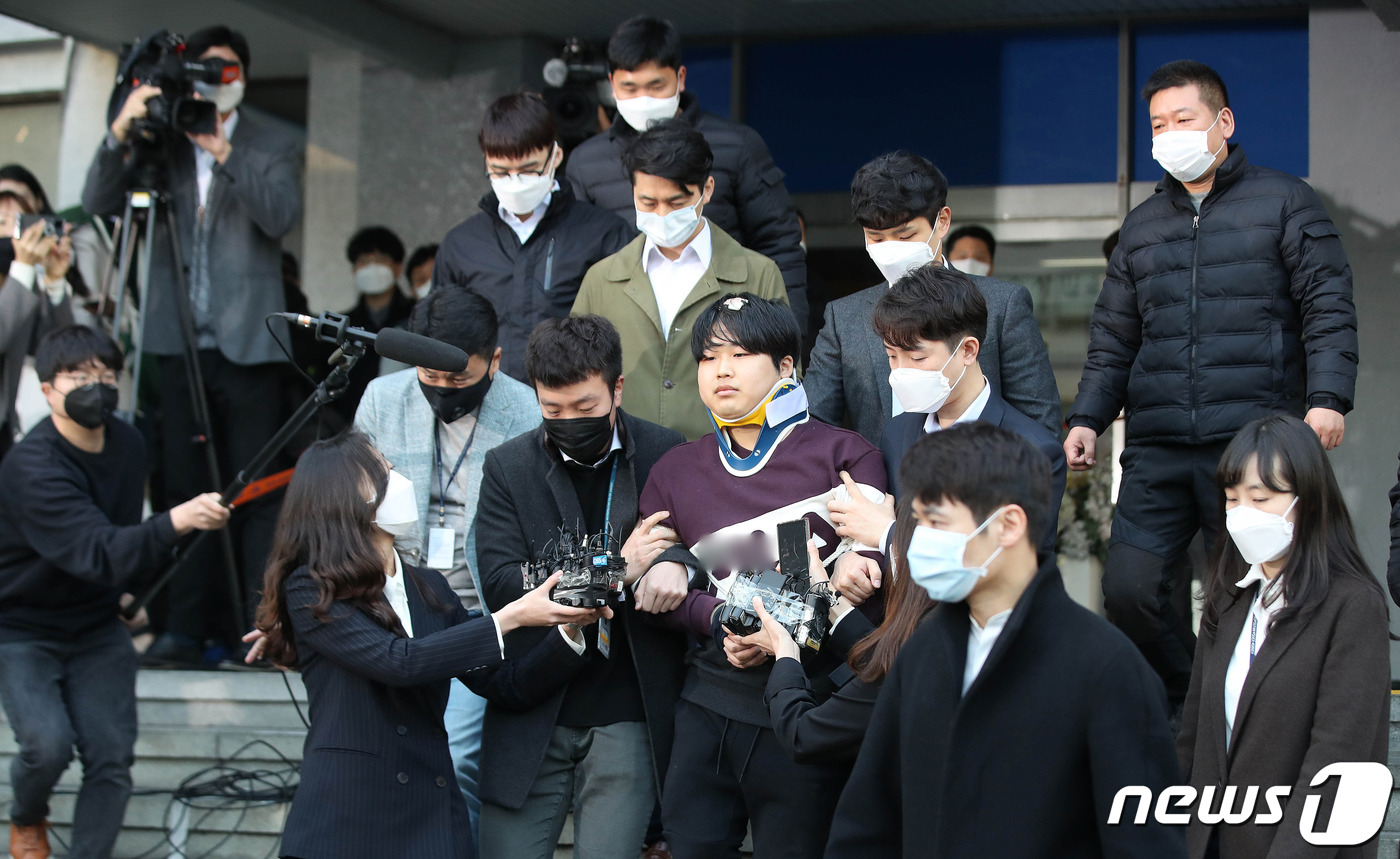 (서울=뉴스1) 송원영 기자 = 인터넷 메신저 텔레그램에서 미성년자를 포함한 최소 74명의 성 착취물을 제작·유포한 혐의를 받는 '박사방' 운영자 조주빈(25)이 25일 오전 서울 …