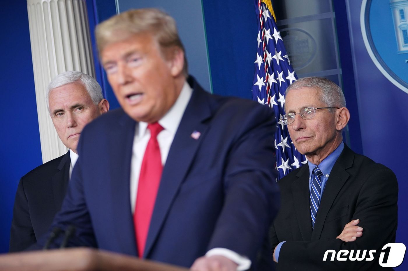 본문 이미지 - 도널드 트럼프 미국 대통령이 24일 (현지시간) 워싱턴 백악관에서 가진 코로나19 일일 브리핑에서 마이크 펜스 부통령, 앤서니 파우치 국립알레르기전염병연구 소장이 지켜보는 가운데 발언을 하고 있다. ⓒ AFP=뉴스1 ⓒ News1 우동명 기자