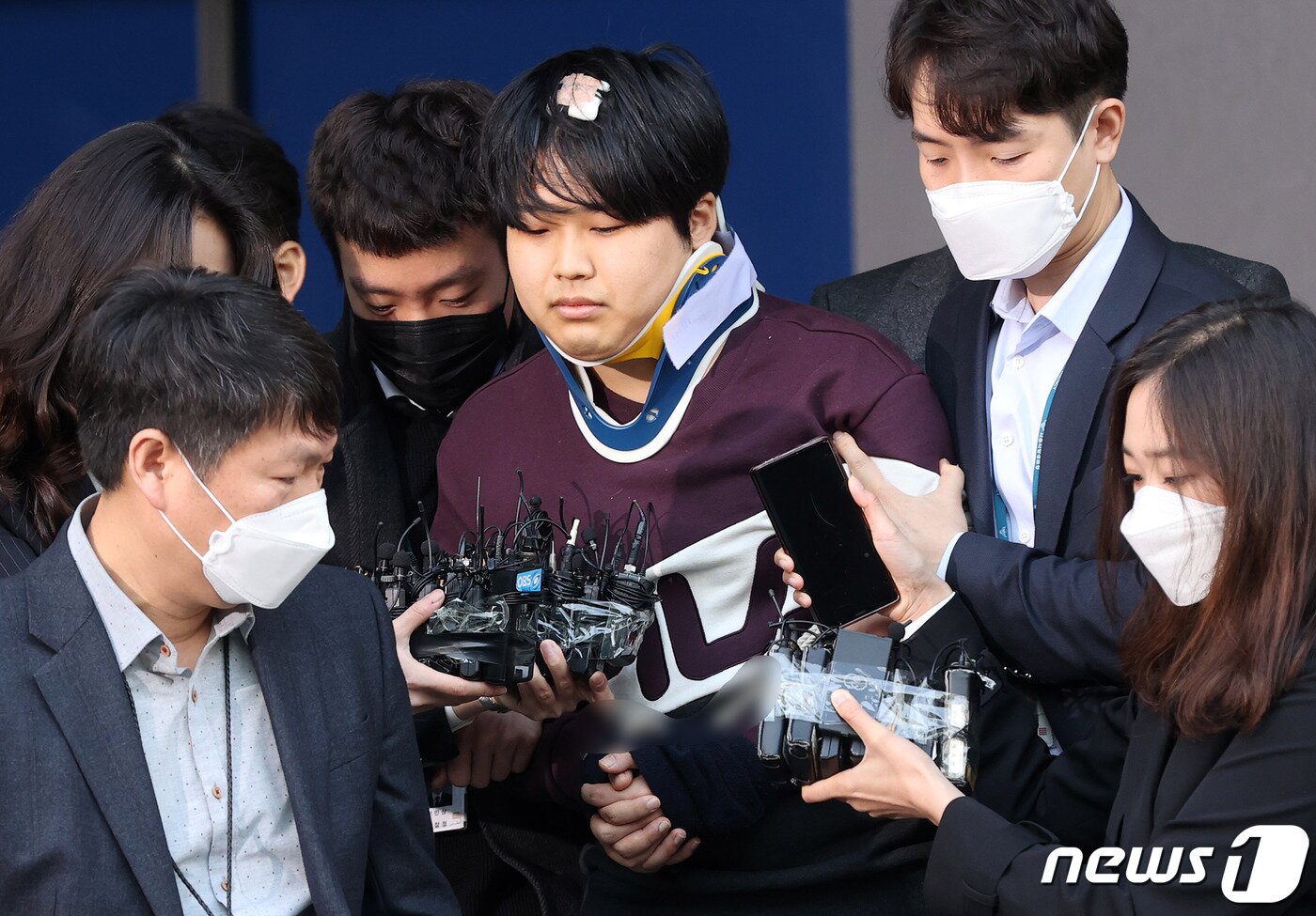 본문 이미지 - 인터넷 메신저 텔레그램에서 미성년자를 포함한 여성들의 성 착취물을 제작 및 유포한 혐의를 받는 '박사방' 운영자 조주빈(25)이 25일 서울 종로구 종로경찰서 유치장에서 나와 검찰로 송치되고 있다. 2020.3.25/뉴스1 ⓒ News1 송원영 기자