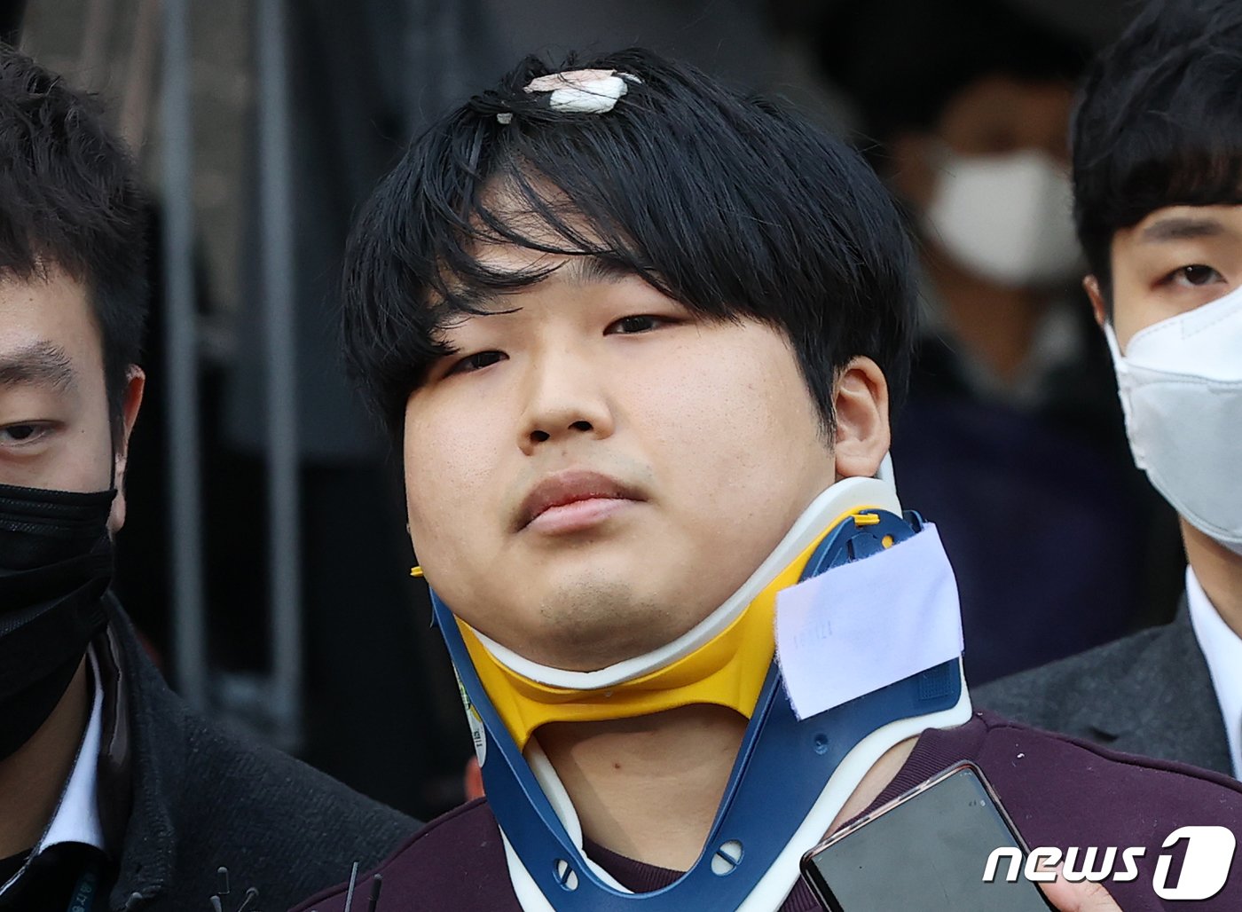 본문 이미지 - 인터넷 메신저 텔레그램에서 미성년자를 포함한 여성들의 성착취물을 제작 및 유포한 혐의를 받는 '박사방' 운영자 조주빈(25)이 25일 서울 종로구 종로경찰서 유치장에서 나와 검찰로 송치되고 있다.2020.3.25/뉴스1 ⓒ News1 송원영 기자