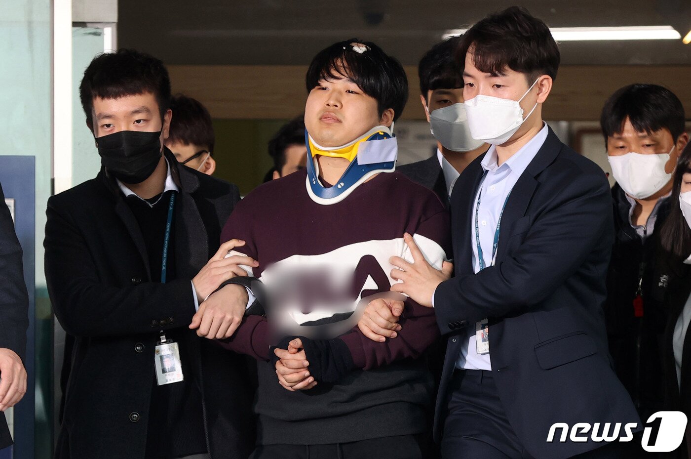 본문 이미지 - 인터넷 메신저 텔레그램에서 미성년자를 포함한 여성들의 성 착취물을 제작 및 유포한 혐의를 받는 '박사방' 운영자 조주빈(25)이 25일 서울 종로구 종로경찰서 유치장에서 나와 검찰로 송치되고 있다. 이날 경찰은 국민의 알권리, 동종범죄 재범방지 및 범죄예방 차원에서 신상을 공개했다. 2020.3.25/뉴스1 ⓒ News1 송원영 기자