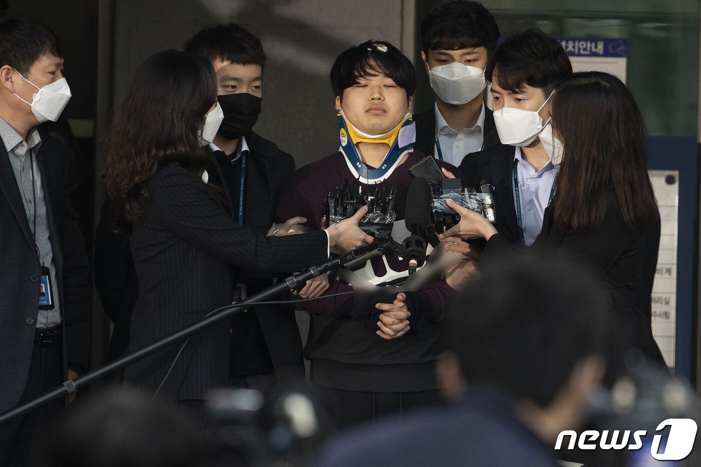본문 이미지 - 인터넷 메신저 텔레그램에서 미성년자를 포함한 여성들의 성 착취물을 제작 및 유포한 혐의를 받는 &#39;박사방&#39; 운영자 조주빈&#40;25&#41;이 25일 서울 종로구 종로경찰서 유치장에서 나와 검찰로 송치되고 있다. 이날 경찰은 국민의 알권리, 동종범죄 재범방지 및 범죄예방 차원에서 신상을 공개했다. 2020.3.25/뉴스1 ⓒ News1 송원영 기자