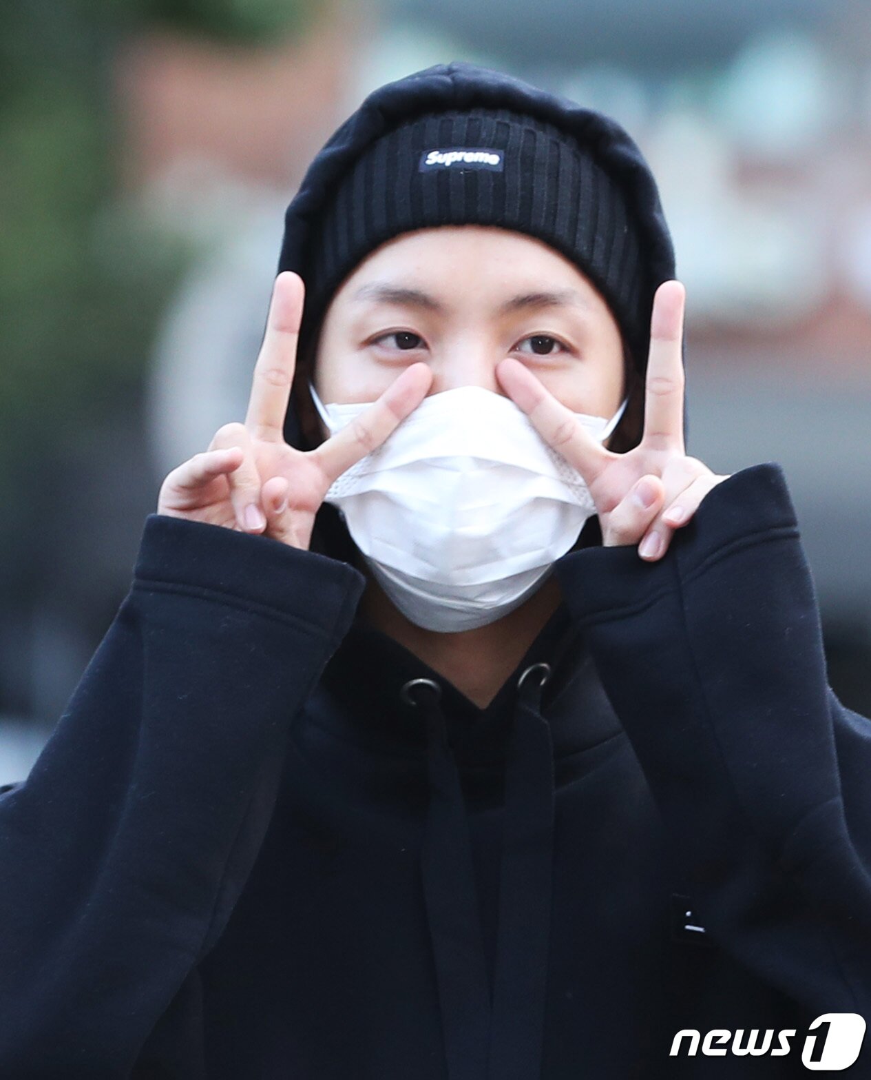 본문 이미지 - '아침부터 귀여움 폭발' 방탄소년단 제이홉이 오전 서울 여의도 KBS 신관 공개홀에서 열린 KBS2 '뮤직뱅크'(뮤뱅) 리허설을 하기 위해 방송국으로 들어서며 인사를 하고 있다. 2017.9.29./뉴스1 ⓒ News1 권현진 기자