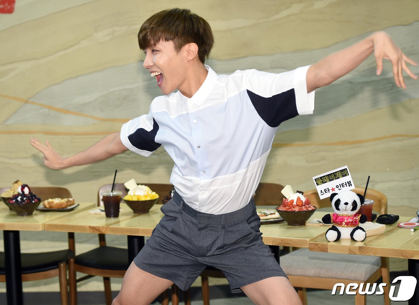 본문 이미지 - '깨방정 댄스 들어갑니다' 방탄소년단 제이홉이 12일 낮12시 서울 상암동 설빙에서 열린 중국 상하이 미디어그룹(SMG)에서 방영하는 ‘한위싱동타이’(韓娛星動態, 연출 김영익/ MC 플레이제이) 방송에서 막춤을 선보이고 있다. 2015.6.12/뉴스1 ⓒ News1 권현진 기자