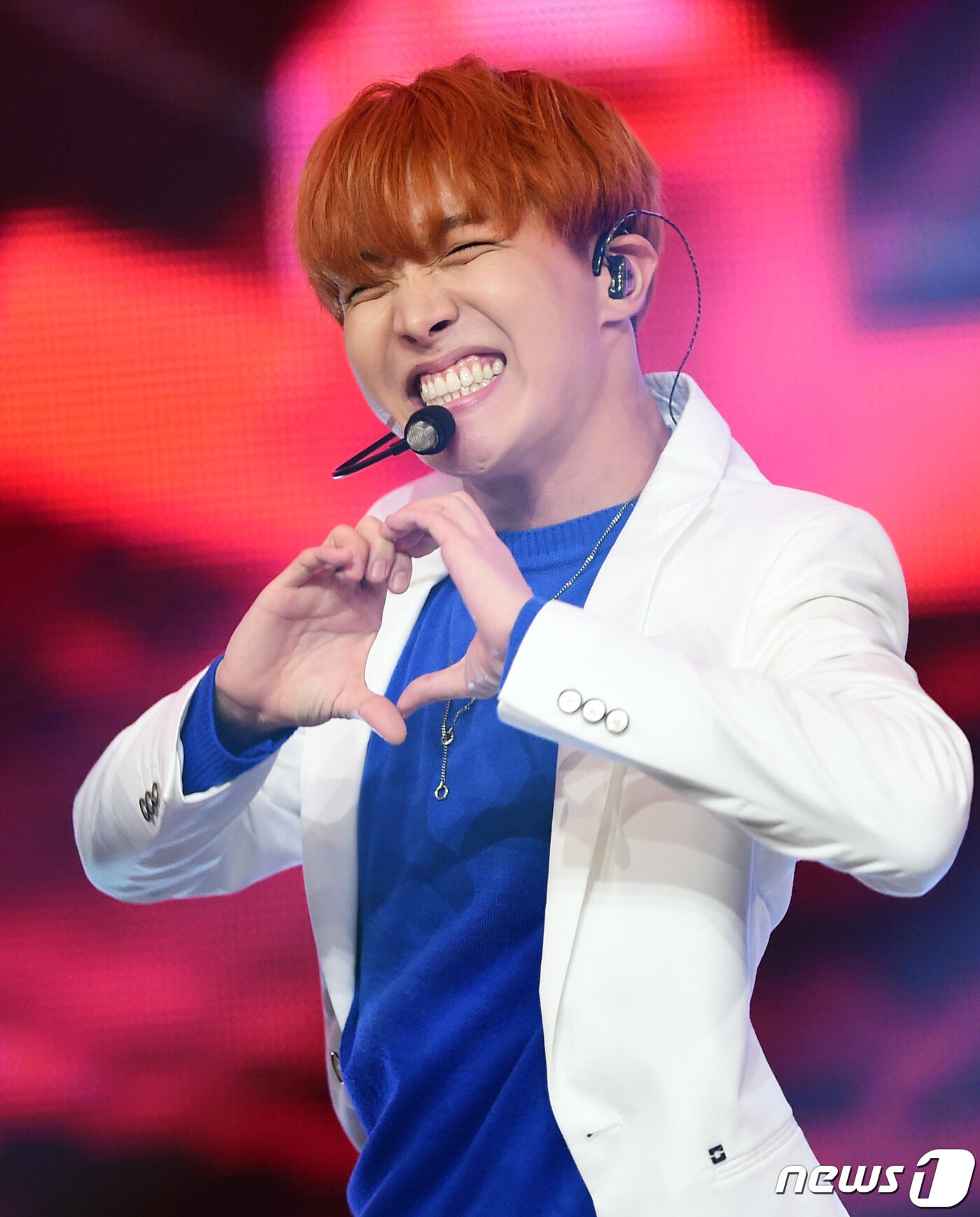 본문 이미지 - '격한 하트' 방탄소년단 제이홉이 19일 오후 경기도 고양시 일산동구 장항동 MBC드림센터에서 열린 MBC 뮤직 '쇼 챔피언'(쇼챔)에 출연해 1위를 차지한 뒤 앙코르 공연을 선보이고 있다. 2016.10.19/뉴스1 ⓒ News1 권현진 기자