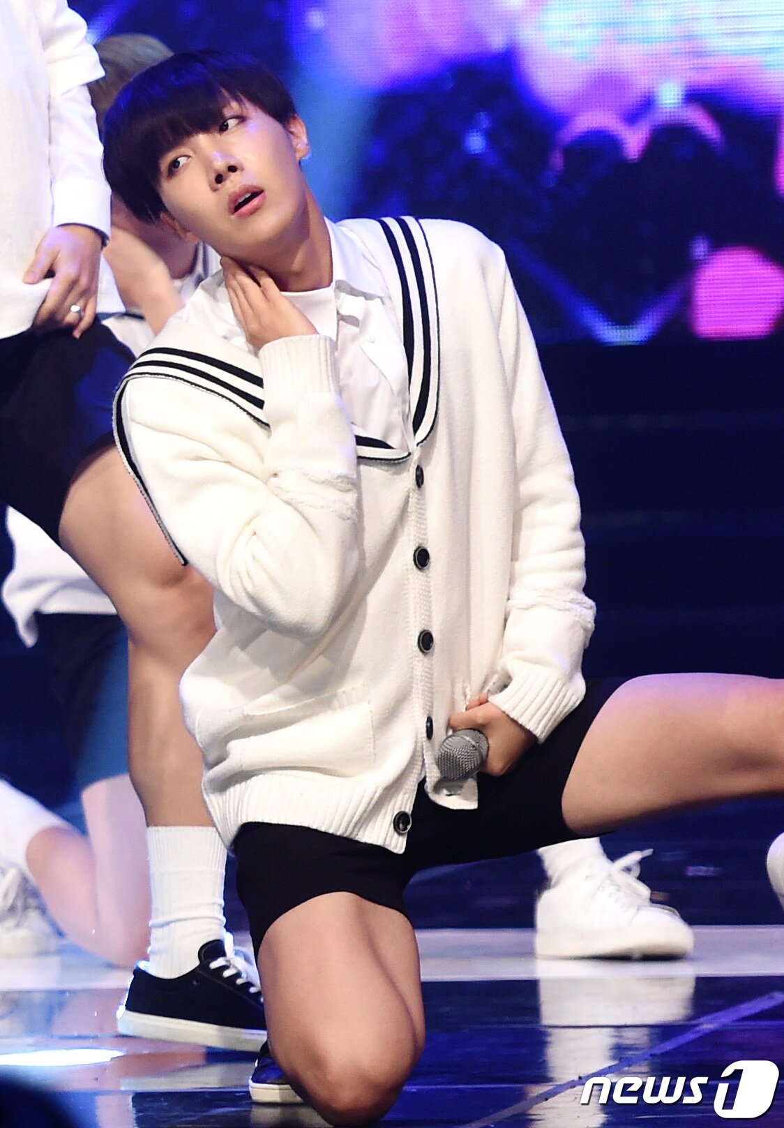 본문 이미지 - '난 섹시한 남자' 방탄소년단 제이홉이 27일 오후 경기도 일산 동구 장항동 MBC 드림센터에서 열린 MBC 뮤직 '쇼챔피언(MC 도영, 재현/이하 쇼챔)'에서 멋진 무대를 선보이고 있다. 2015.5.27/뉴스1 ⓒ News1 권현진 기자