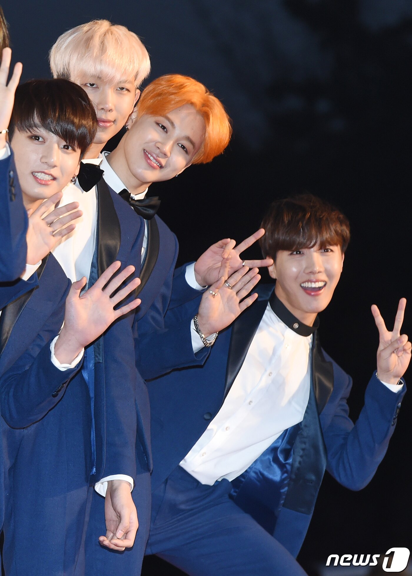 본문 이미지 - '근사한 정장입고 깨알 포즈' 방탄소년단 제이홉이 14일 오후 서울 올림픽공원 체조경기장에서 열린 ‘한국방문의해 기념 제25회 하이원 서울가요대상’ 시상식에서 포즈를 취하고 있다. 왼쪽부터 정국, 랩몬스터, 지민, 제이홉. ⓒ News1 권현진 기자