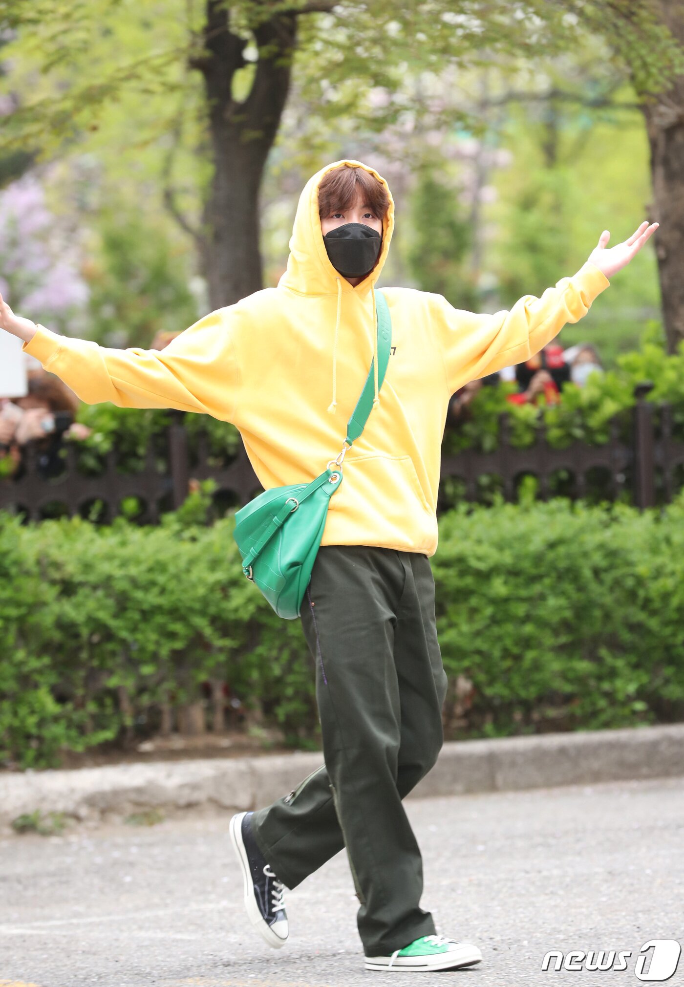 본문 이미지 - '봄이 왔어요' 방탄소년단(BTS) 제이홉이 19일 오전 서울 여의도 KBS에서 열린 KBS2 '뮤직뱅크'(뮤뱅) 리허설에 참석해 인사를 하고 있다. 2019.4.19/뉴스1 ⓒ News1 권현진 기자