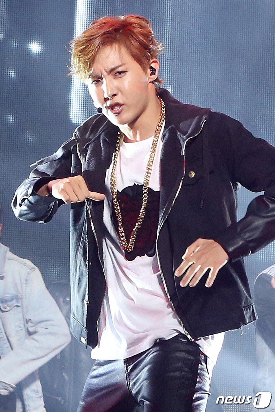 본문 이미지 - '카리스마 신인'그룹 방탄소년단 제이홉이 19일 오후 서울 용산구 블루스퀘어 삼성카드홀에서 열린 첫 정규앨범 DARK & WILD 쇼 케이스에서 멋진 무대를 선보이고 있다. 2014.8.19 스타뉴스/뉴스1 ⓒ News1