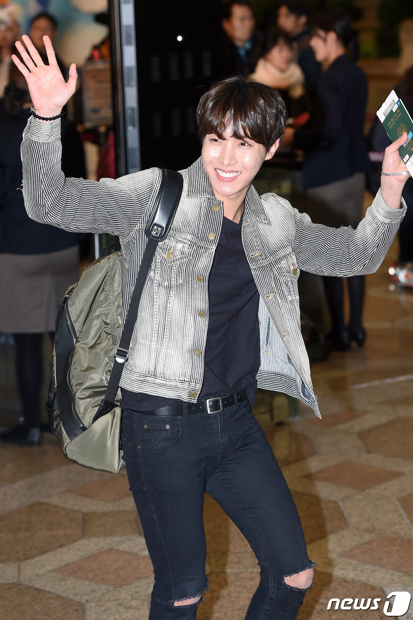 본문 이미지 - '유쾌한 인사' 방탄소년단 제이홉이 3일 오전 '제17회 한중가요제' 참석차 김포국제공항을 통해 중국 베이징으로 출국하고 있다. 2015.11.03/뉴스1 ⓒ News1 고아라 기자