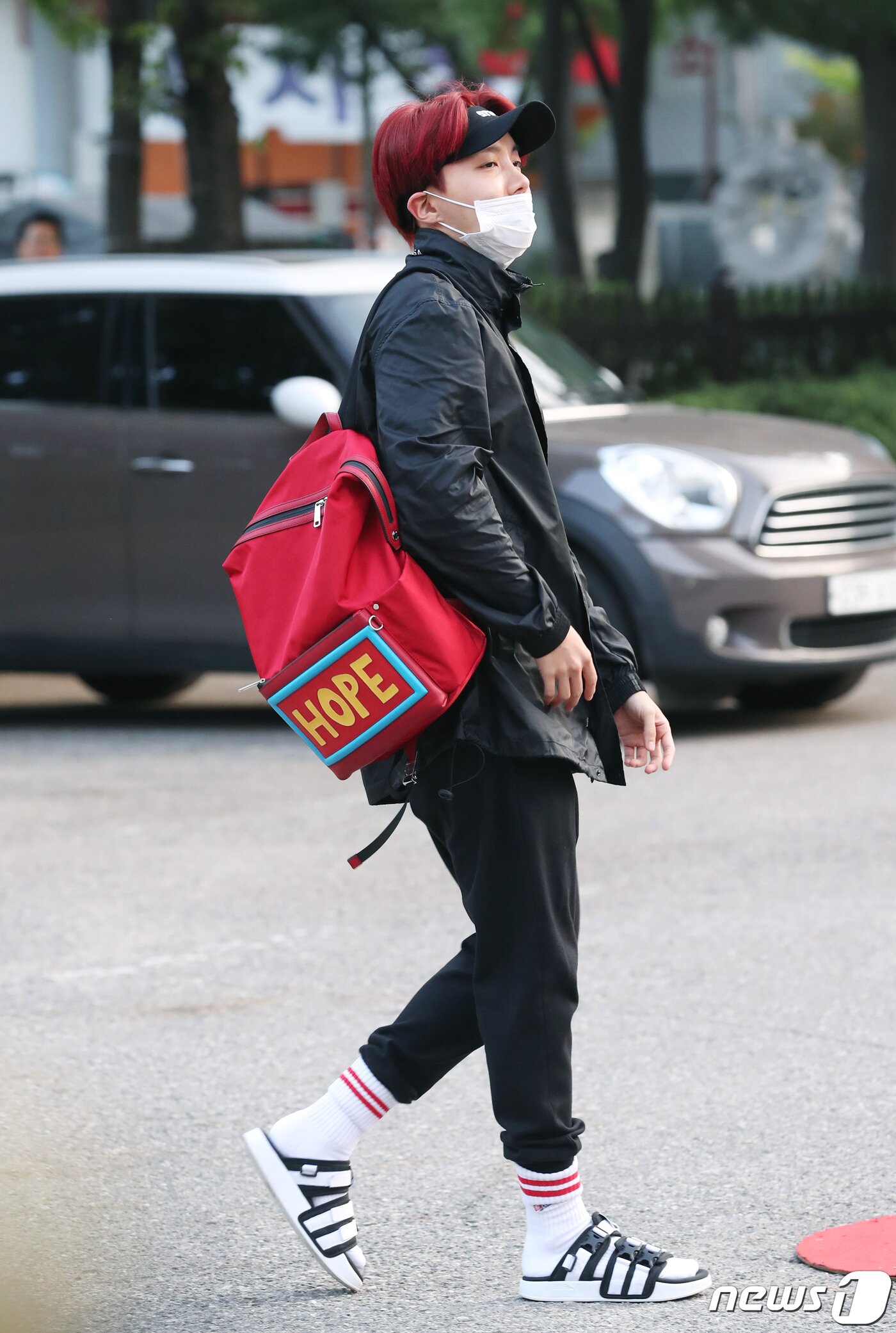 본문 이미지 - '옷 잘 입는 남자' 방탄소년단(BTS) 제이홉이 22일 오전 서울 여의도 KBS 신관 공개홀에서 열린 KBS2 '뮤직뱅크'(뮤뱅) 리허설을 하기 위해 방송국으로 들어서고 있다. 2017.9.22/뉴스1 ⓒ News1 권현진 기자