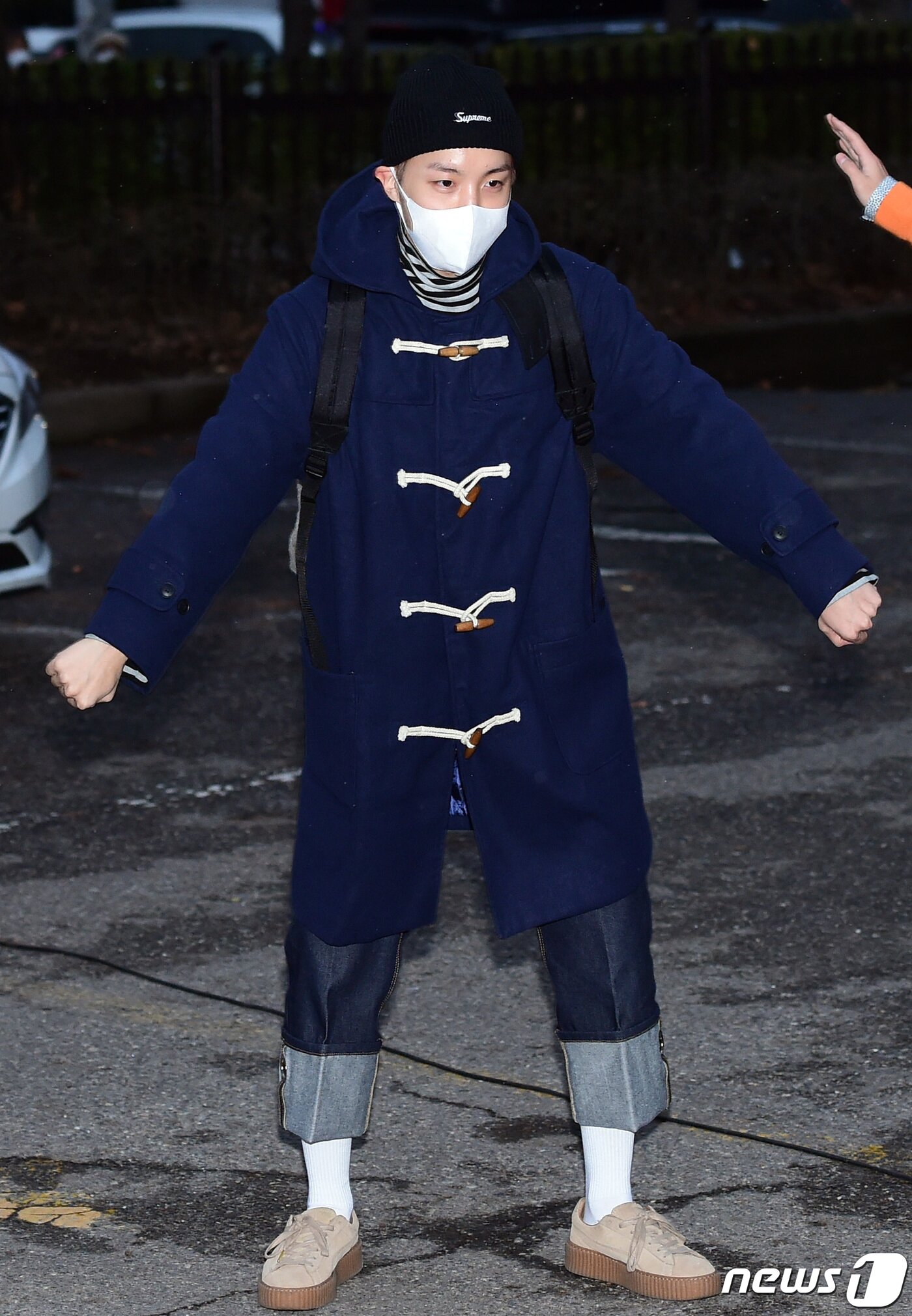 본문 이미지 - '깨방정 댄스' 방탄소년단 제이홉이 23일 오전 서울 여의도 KBS 신관 공개홀에서 열린 KBS2 '뮤직뱅크'(이하 뮤뱅) 리허설을 하기 위해 방송국으로 들어서며 귀요미 댄스를 선보이고 있다. 2016.12.23/뉴스1 ⓒ News1 권현진 기자