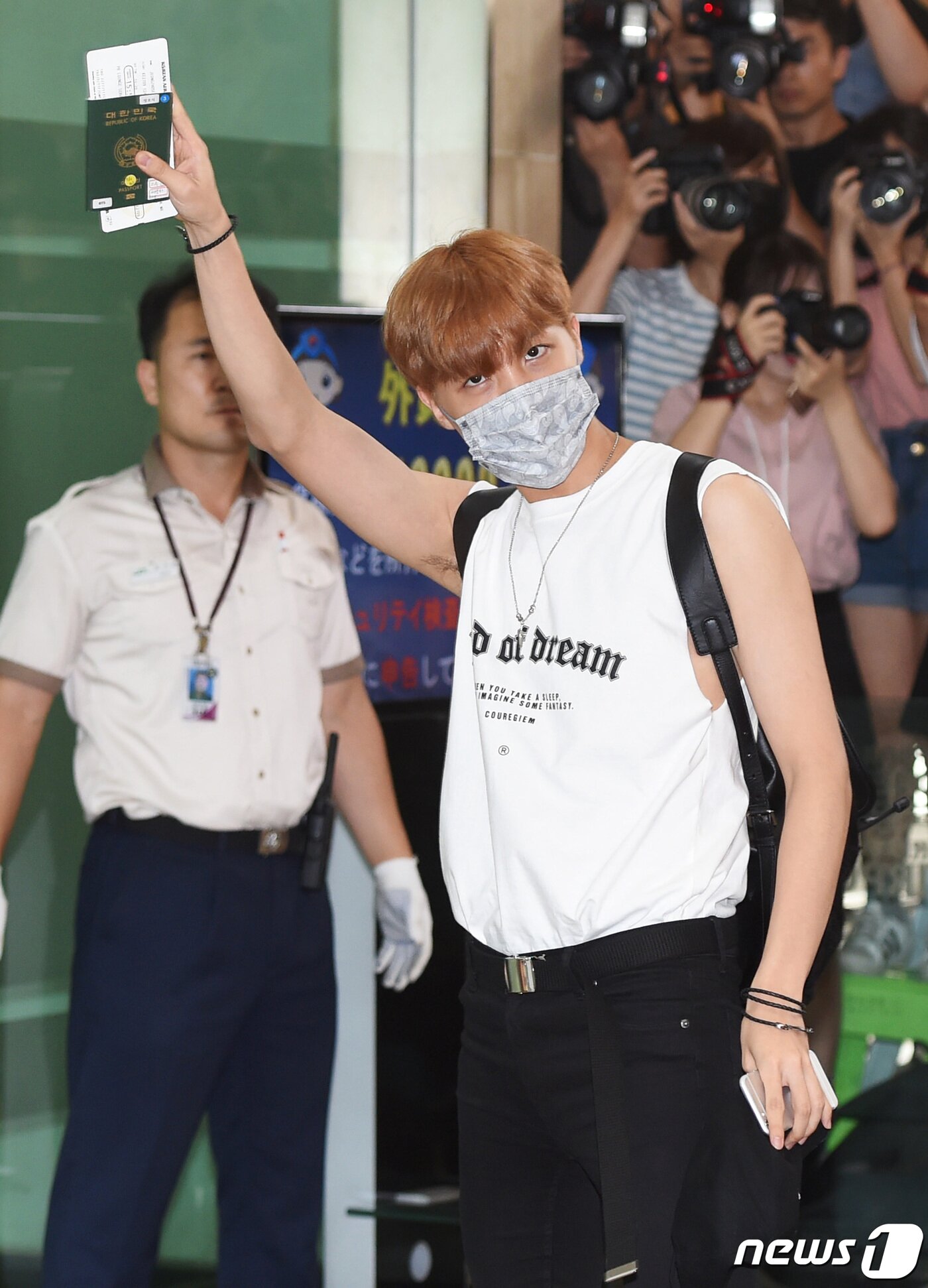 본문 이미지 - '팬바보의 손인사' 방탄소년단 제이홉이 콘서트차 12일 오후 김포국제공항을 통해 일본 도쿄로 출국하며 손인사를 하고 있다. 2016.8.12/뉴스1 ⓒ News1 권현진 기자