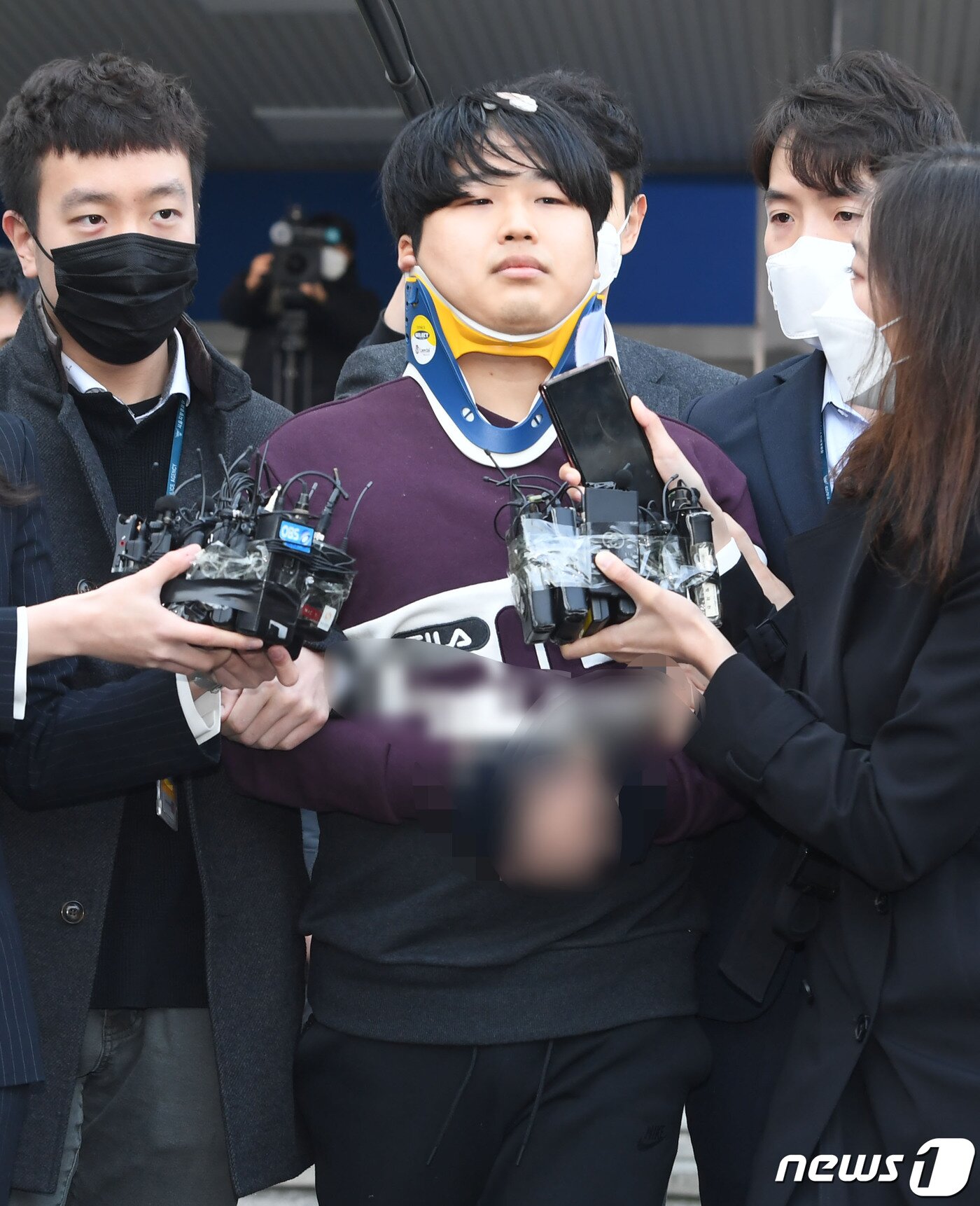 본문 이미지 - 인터넷 메신저 텔레그램에서 미성년자를 포함한 여성들의 성 착취물을 제작 및 유포한 혐의를 받는 &#39;박사방&#39; 운영자 조주빈&#40;25&#41;이 25일 서울 종로구 종로경찰서 유치장에서 나와 검찰로 송치되고 있다. 이날 경찰은 국민의 알권리, 동종범죄 재범방지 및 범죄예방 차원에서 신상을 공개했다. 2020.3.25/뉴스1 ⓒ News1 송원영 기자