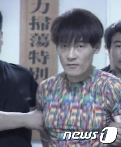 본문 이미지 - 2년6개월여 도피끝에 1999년 7월 16일 순천에서 검거된 신창원이 입고 있었던 특이한 문양의 티셔츠는 많은 화제를 뿌렸다. 신창원은 가짜를 입고 있었지만 정품은 완판되는 신기한 현상이 빚어졌다.  ⓒ 뉴스1