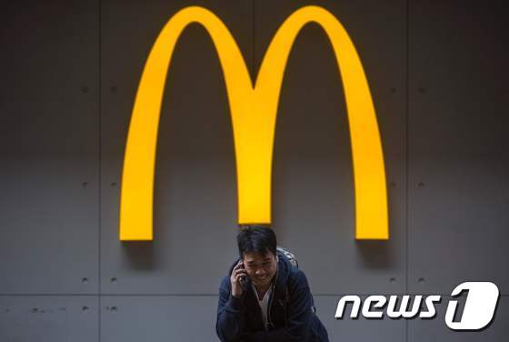 홍콩 맥도날드 매장 앞 로고 © AFP=뉴스1
