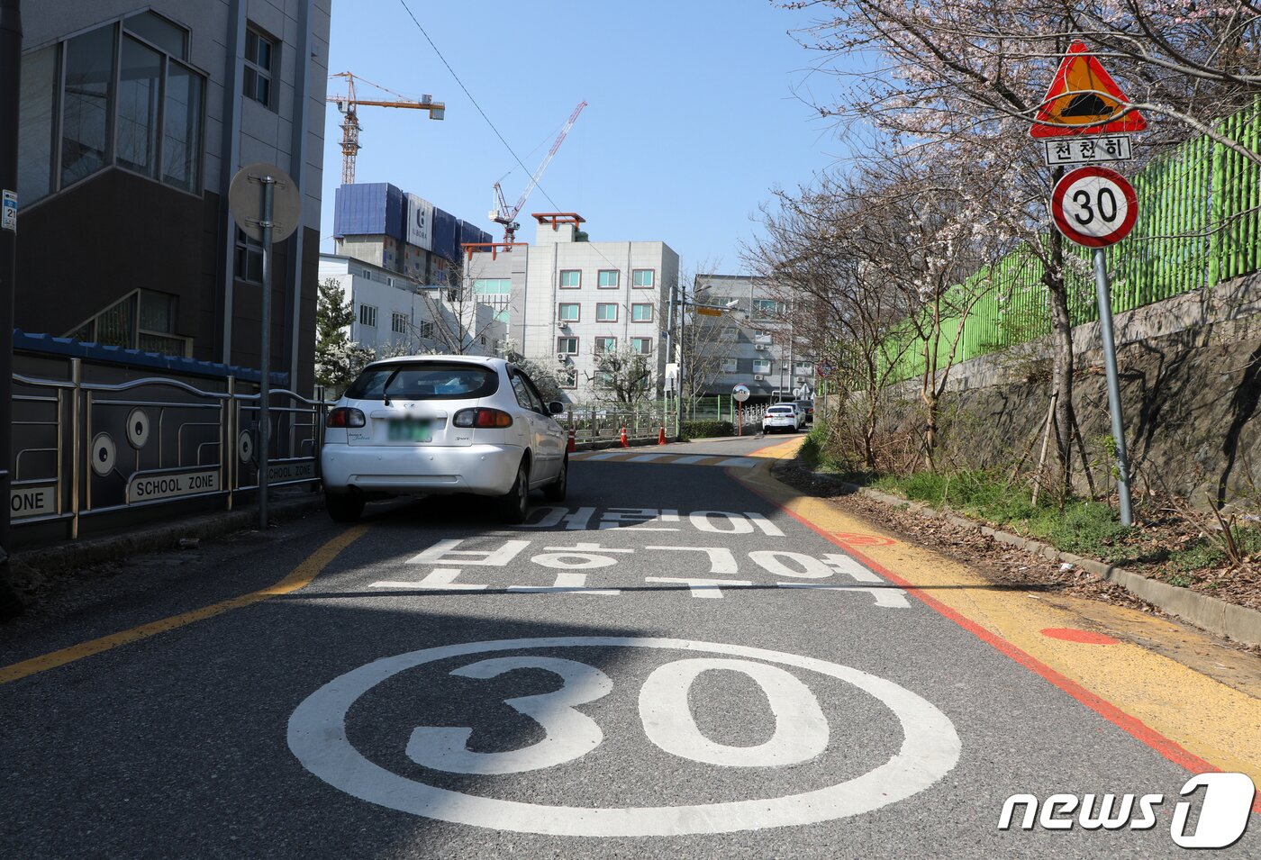 본문 이미지 - '민식이법'이 시행된 첫날인 25일 오전 광주 서구 한 초등학교 앞 어린이보호구역에 불법 주정차된 차가 세워져있다.2020.3.25/뉴스1 ⓒ News1 허단비 기자