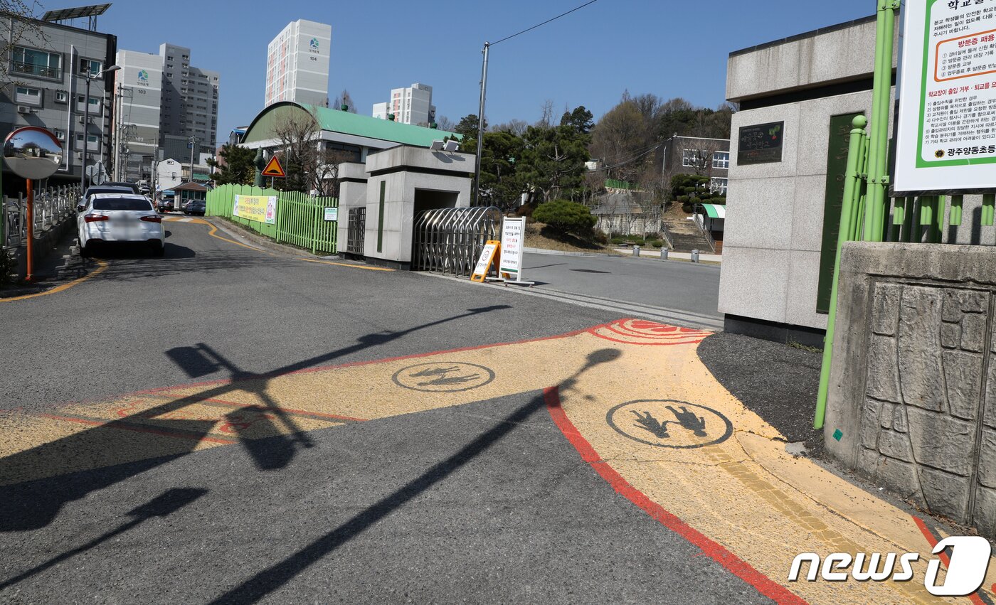 본문 이미지 - 25일 오전 광주 서구 한 초등학교 앞에 어린이 우선 보행도로인 '오렌지 안전길'이 설치되어 있다. 다만 안전 지대 구분이 명확하지 않고 오른쪽 방면 도로에는 안전길이 설치되어 있지 않다.2020.3.25/뉴스1 ⓒ News1 허단비 기자