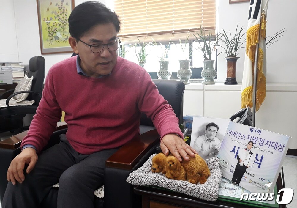 본문 이미지 - 제갑섭 강동구의회 부의장이 지난 23일 강아지 모형 탈취제를 만지고 있다. 제 부의장은 속상한 일이 있을 때 모형을 만지면서 기분을 가라앉힌다고 말했다. ⓒ 뉴스1 최서윤 기자