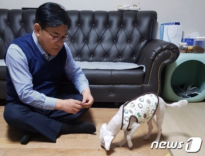 본문 이미지 - 제갑섭 강동구의회 부의장과 반려견 로미. ⓒ 뉴스1