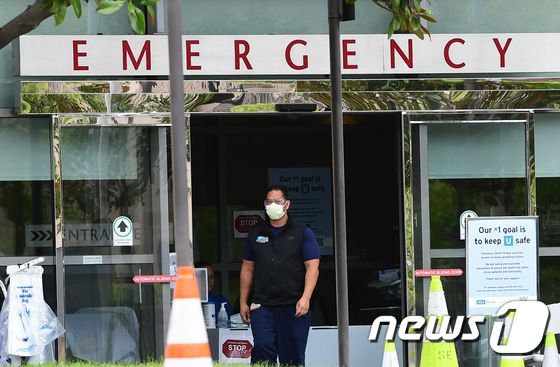 미국 캘리포니아주 로스앤젤레스 UCLA 병원에서 마스크를 쓴 의료진이 나오고 있다. © AFP=뉴스1