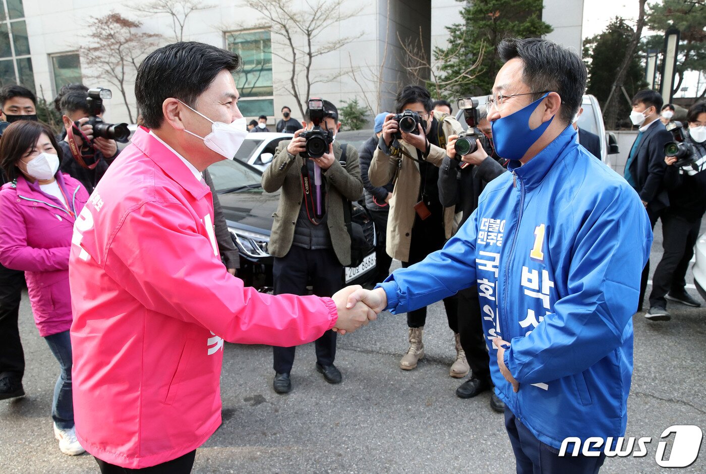 본문 이미지 - 4.15총선 서울 중구성동구을에 출마하는 박성준 더불어민주당 후보(오른쪽)와 지상욱 미래통합당 후보가 후보자등록 신청을 위해 26일 오전 서울 중구선거관리위원회 후보자등록 접수처를 방문했다. 후보자 등록신청을 마친 지 후보와 등록신청을 위해 선관위를 찾은 박 후보가 우연히 만나 악수하고 있다.2020.3.26/뉴스1 ⓒ News1 이광호 기자