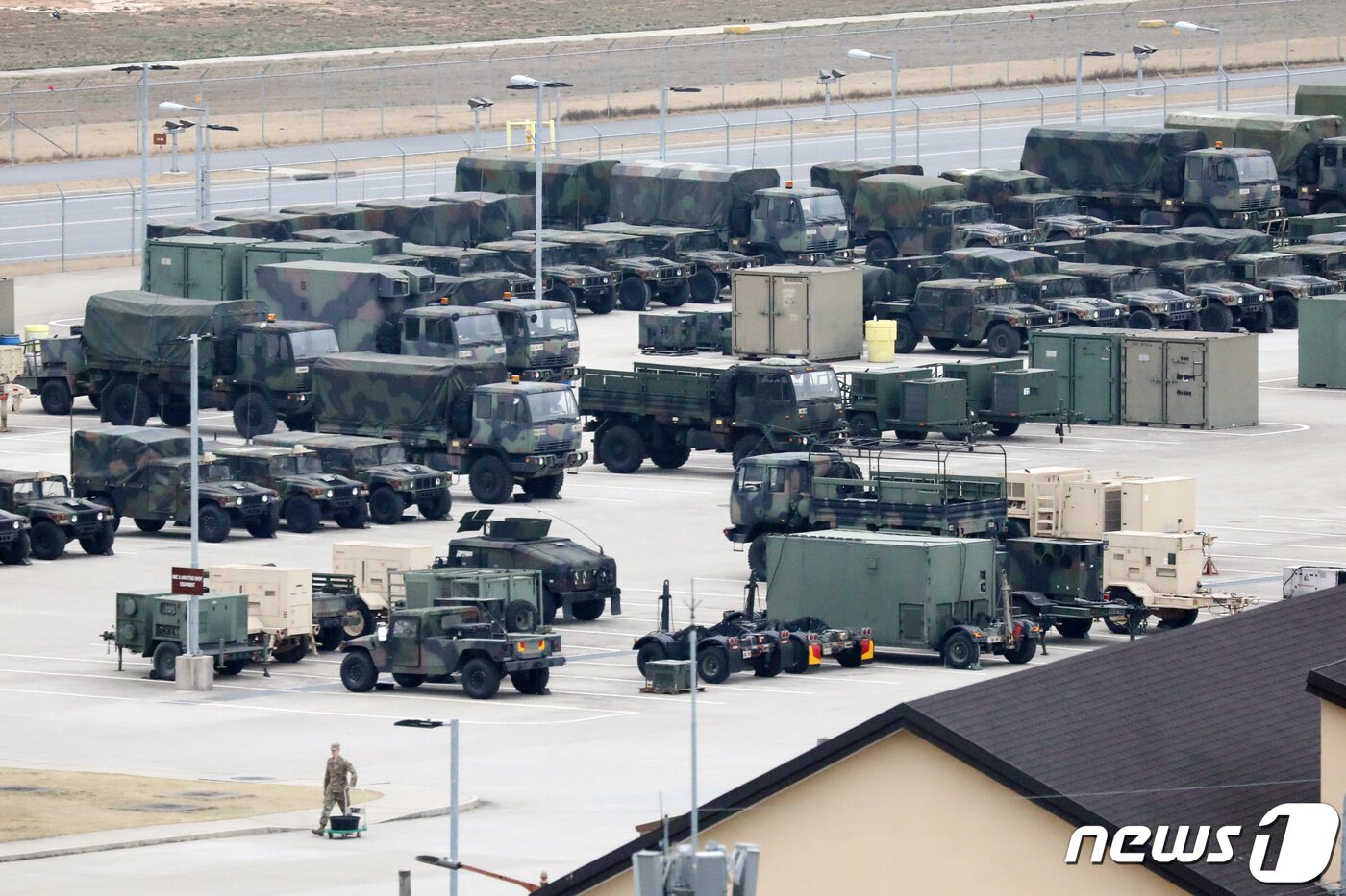 본문 이미지 -  26일 오후 경기도 평택 캠프 험프리스에 미군 차량이 주차돼 있다.  2020.3.26/뉴스1 ⓒ News1 조태형 기자