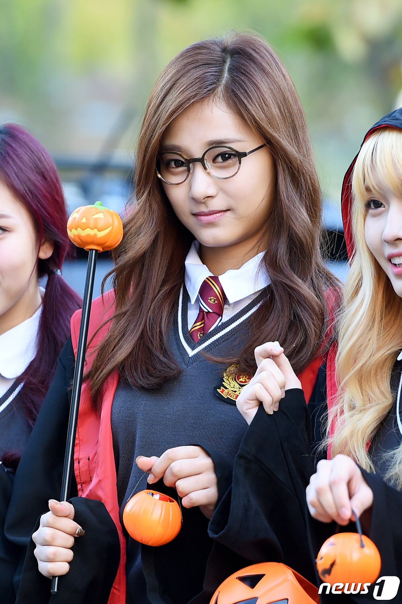 본문 이미지 - '동그리 안경써도 가려지지 않는 미모' 트와이스 쯔위가 30일 오전 서울 여의도 KBS 신관 공개홀에서 열린 KBS2 '뮤직뱅크'(이하 뮤뱅) 리허설에 참석해 인사를 하고 있다. 2015.10.30/뉴스1 ⓒ News1 권현진 기자