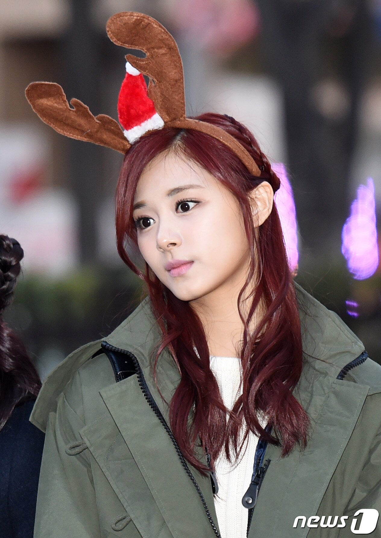 본문 이미지 - '크리스마스 요정' 트와이스 쯔위가 크리스마스인 25일 오전 서울 여의도 KBS 신관 공개홀에서 열린 KBS2 '뮤직뱅크'(이하 뮤뱅) 리허설에 참석하기 위해 방송국으로 들어서고 있다. 2015.12.25/뉴스1 ⓒ News1 권현진 기자