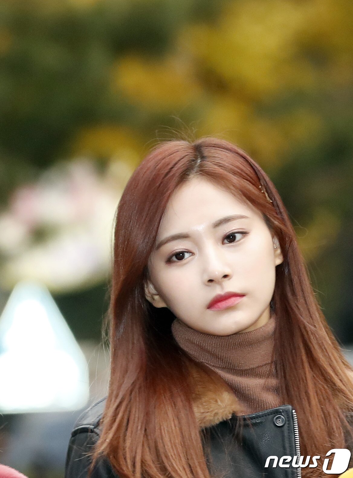 본문 이미지 - '가을의 끝자락, 센치하게' 트와이스 쯔위가 17일 오전 서울 여의도 KBS 신관 공개홀에서 열린 KBS 2TV '뮤직뱅크'(이하 뮤뱅) 리허설에 참석하기 위해 방송국으로 들어서고 있다. 2017.11.17./뉴스1 ⓒ News1 권현진 기자