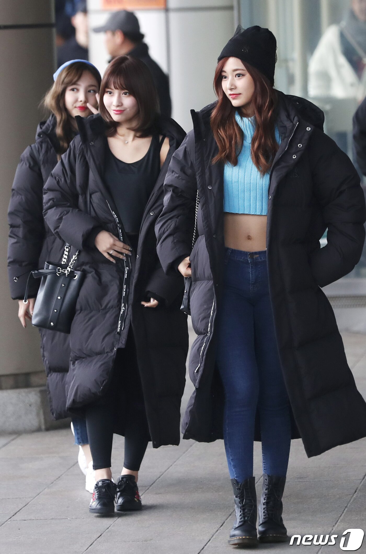 본문 이미지 - '공항에서 런웨이' 트와이스 나연(왼쪽부터), 모모, 쯔위가 해외 일정차 6일 오전 김포국제공항을 통해 일본으로 출국하며 인사를 하고 있다. 2017.11.6./뉴스1 ⓒ News1 권현진 기자